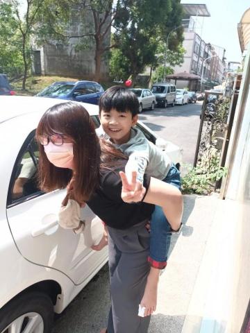 蔡麗梅 - 孩子腳受傷了，媽咪還是帶來上課，已經從一年級教到現在五年級了，幫助他打好基礎，也愛上英文課。