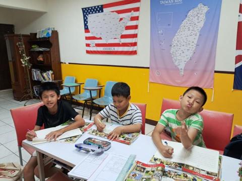 蔡麗梅 - 小班制，這些學生都學習聽說讀寫，老師首重口說跟聽力，能自己造句子，講想講的正確句子，快樂學習，經常用口背單字，大量的背誦，讓孩子快樂學習，愛上英文課。