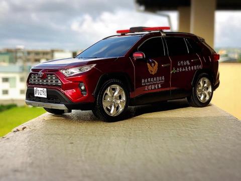 王呈功 - 1/32 新北市政府消防局勘災警備車。由一般民車改造成消防警備車，作品細節考據細膩，此作品為民間企業捐助車輛給消防單位，消防單位感謝民間回贈之交接儀式禮。車身重新噴塗，車頂警示燈根據真實警示燈採寸手工研磨雕琢而成。