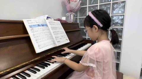 林小姐 - 三歲就開始接觸鋼琴的妹妹，目前小一