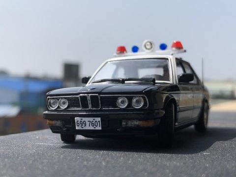 王呈功 - 模型作品：復古警車，由一般民車改造成警車，作品細節完全考據，並以DIY方式還原製作獨一無二的警示燈配件，讓作品100%呈現該車輛應有的英姿
