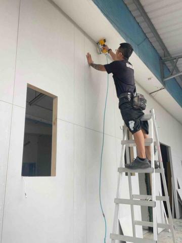 品格美學裝修工程行 - 秀面釘上水泥板、來呈現工業風