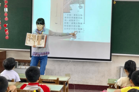 宜蓁 - 在班級間領讀繪本（三年級）。