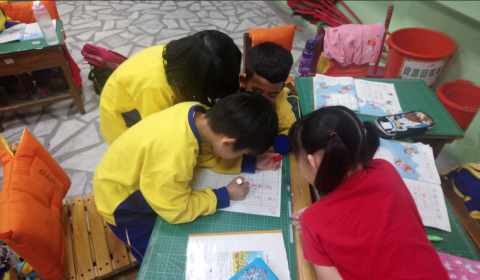 宜蓁 - 在校指導孩子分組討論課文架構，以小組員鷹架互助模式引導，讓每個程度的孩子都能充實參與課程。