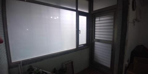 炳燭顧問有限公司/楊先生 - 9.鋁門窗+霧玻，還有三合一拉門。放大家中的使用空間，又能避開對面鄰居若有似無的視線感