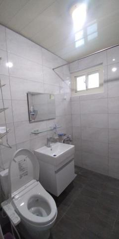 炳燭顧問有限公司/楊先生 - 7.採用明亮壁磚+淺灰地磚，佐以知名衛浴品牌，打造能放鬆的小空間