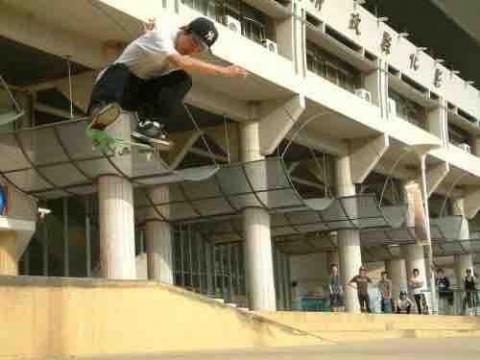 柒柒滑板教學 - kickflip