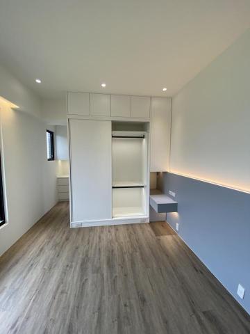 系統家具-陳小猴 - 潔白的橫移門衣櫃/吊衣桿燈。 系統家具-陳小猴 - 潔白的橫移門衣櫃/吊衣桿燈。