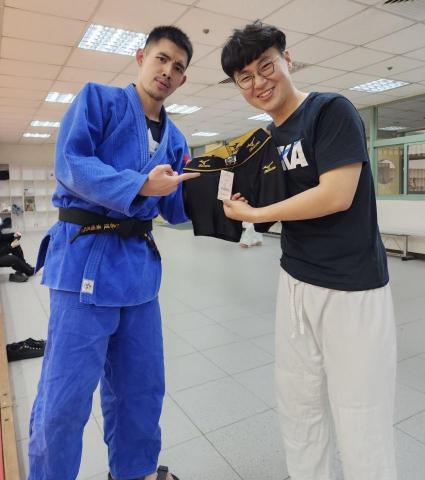 偉少柔道教練 - 學員送贈禮物