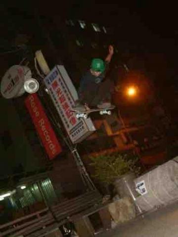 柒柒滑板教學 - indy grab