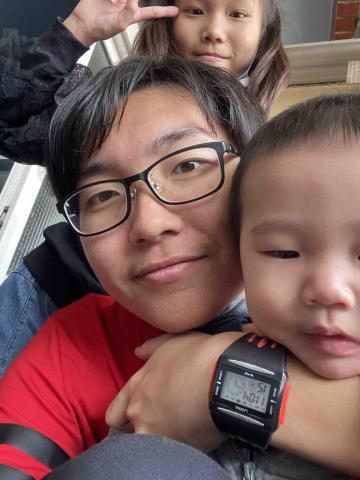 鄭育賢 - 在阿嬤家帶小孩