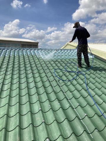 金日油漆防水0970863285 - 屋頂鐵皮隔熱?上漆前，實施高壓清洗及滲透底漆，有效接著。