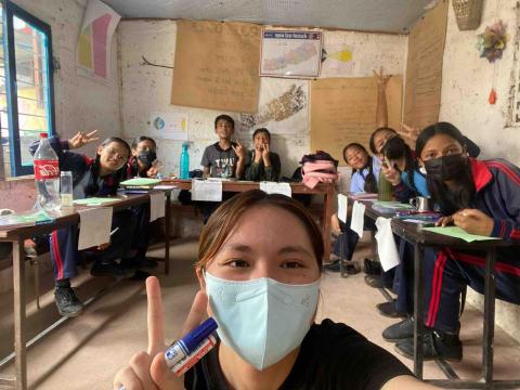 盛郁晴 - 我和我所教的尼泊爾學生