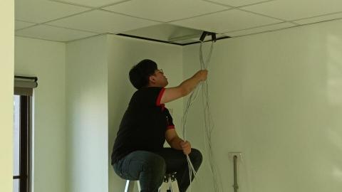 網竑科技有限** - 天花板套管走線 : 資通訊線路套 CD 配線管施作 網竑科技有限** - 天花板套管走線 : 資通訊線路套 CD 配線管施作