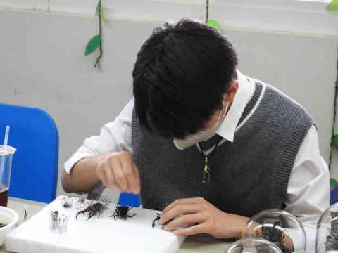 盧鈺翔 - 現場示範製作標本中