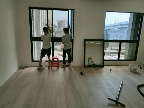 孫小賀 - 拆卸窗戶