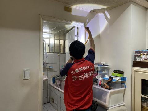 張捷冺 - 白蟻防治,門框鑽孔處理 張捷冺 - 白蟻防治,門框鑽孔處理