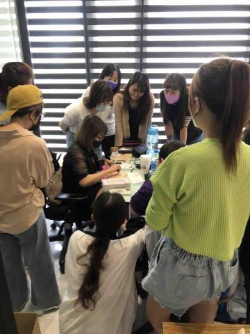 水明漾國際紋繡學院 - 用心講解