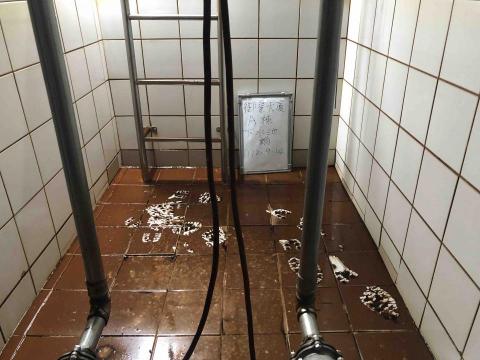 煌冠實業有限公司 - 下水池 清洗前
