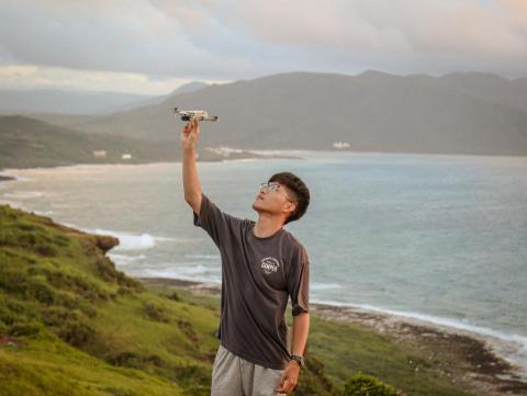 游高驊 - 在閒暇之餘我喜歡到處旅遊，因此攝影/空拍也是我的興趣之一