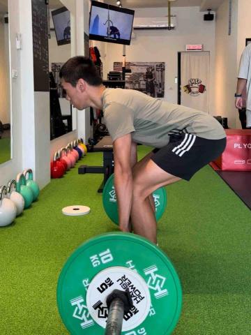 Amis肌力體能訓練 - 硬舉：多關節/全身性的必練動作，能有效提升下肢與背部力量