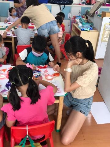 侯貴鳳 - 至幼兒園帶領畫畫。