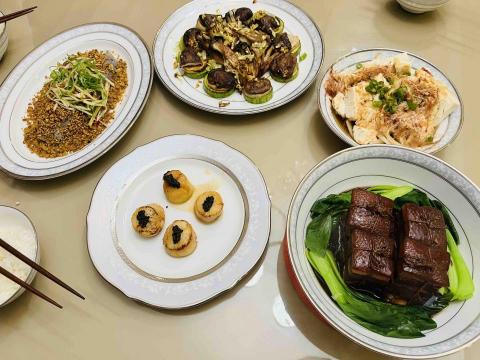 Jade’s kicthen（潔德作菜） - 東坡肉（佐青江菜）
香煎夏南瓜杏鮑菇並烤綜合菇
奶油煎干貝佐松露牛肝菌醬
豆酥比目魚
和風涼拌洋蔥嫩豆腐