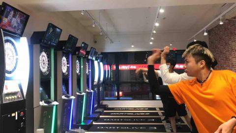 這是飛鏢運動。飛鏢運動可以鍛鍊專注力，提升手眼協調能力，同時也是個可以和朋友同樂的休閒活動。想找飛鏢教練，就上 PRO360 吧！
