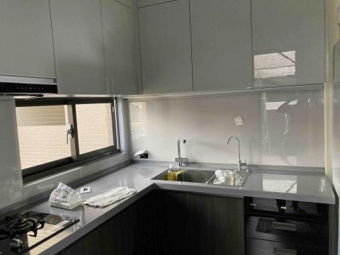 怡呈工程行 - 牆面烤漆玻璃