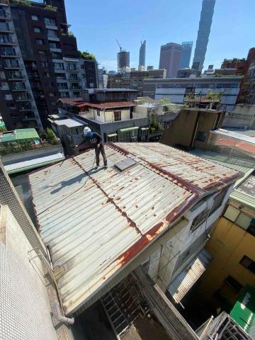 遊牧外牆工程 - 鐵皮防鏽隔熱施工中 遊牧外牆工程 - 鐵皮防鏽隔熱施工中