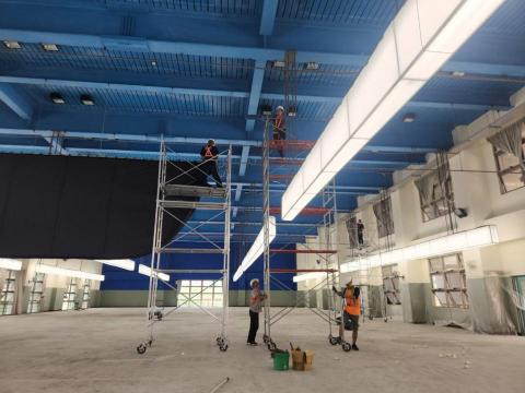 展鴻油漆工程行 - 台北南港高中羽球場天花板重新粉刷以及兩側牆面粉刷