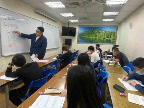 提供高中化學服務的專家許家齊