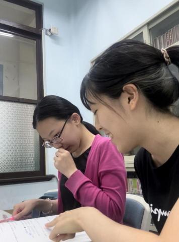 王威鈞 - 擔任台大日文系課後輔導老師，協助學弟妹跟上課程進度。