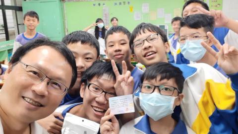 ting wei - 教師節和學生合影