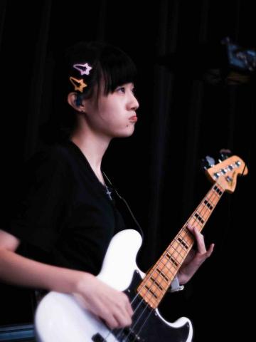 于珊 - 在教會是敬拜團的bass手～