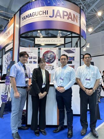 王威鈞 - 國際IT展時擔任山口縣中小企業的即時口譯。