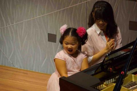 于珊 - 陪孩子表演四手聯彈～