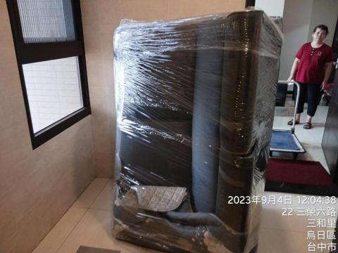 萬能義勇軍 - 原本ㄧ個人先來看現場
而就開始搬運大型傢俱