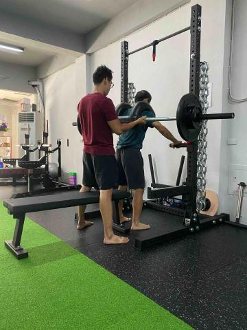 東岸槓鈴|羅東健身 - 火星槓握把箱上蹲舉教學 東岸槓鈴|羅東健身 - 火星槓握把箱上蹲舉教學