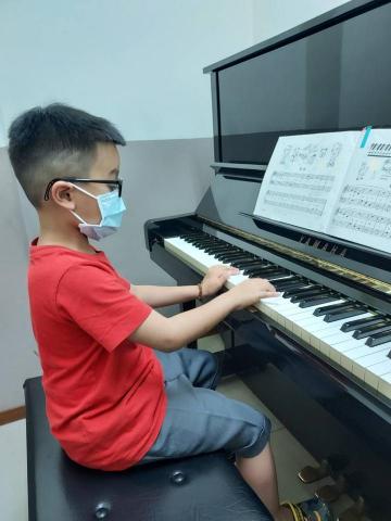 石峻瑋-您最專業及用心的鋼琴老師 - 幼兒鋼琴，培養小朋友的定性