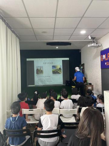 黃郁寧(Golfun 享高爾夫）/台灣女子職業高爾夫選手 - Golfun 享高爾夫室內教學地點：提供室內高爾夫課程講解、練習場動作回放、數據分析、模擬18洞練習