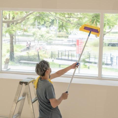 銘揚清潔 裝潢細清專門專科 - 牙醫診所挑高玻璃清潔