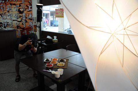 KevinHung - 麵食店現場打光拍攝。