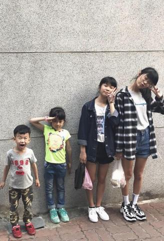 朱芷郁 - 很久以前的我和弟弟妹妹們