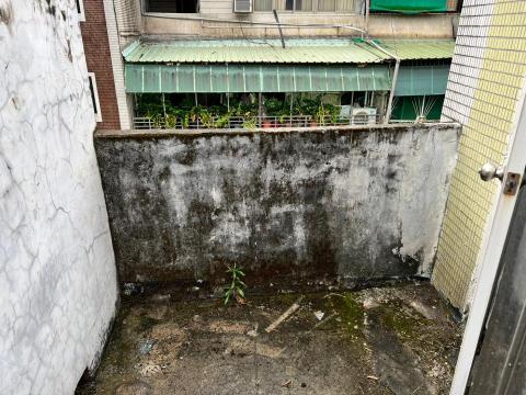 錩育有限公司 - 中和民宅-雨遮防水/女兒牆防水/屋頂積水處理(施工前) 錩育有限公司 - 中和民宅-雨遮防水/女兒牆防水/屋頂積水處理(施工前)
