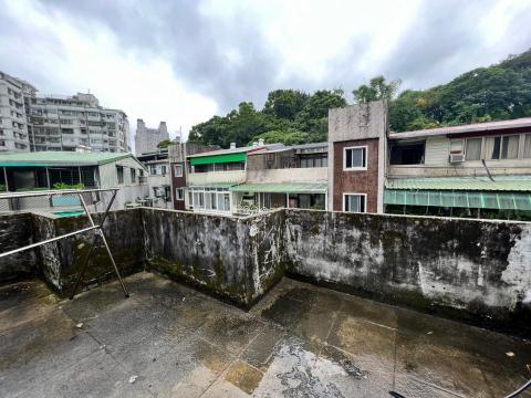錩育有限公司 - 中和民宅-雨遮防水/女兒牆防水/屋頂積水處理(施工前) 錩育有限公司 - 中和民宅-雨遮防水/女兒牆防水/屋頂積水處理(施工前)