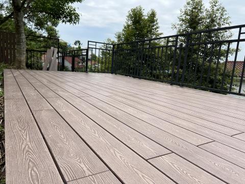 崧興工程行 - 塑木地板