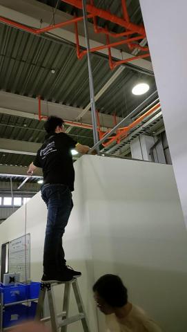 網竑科技有限** - 網路套管施工 : 網路線套入PVC管加強保護 網竑科技有限** - 網路套管施工 : 網路線套入PVC管加強保護