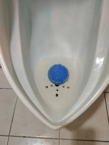 匯通科技管路疏通 - 小便斗常因尿垢而阻塞，傳統通管機無法處理此問題，但我們採用新型科技設備可以不拆小便斗疏通尿垢問題！