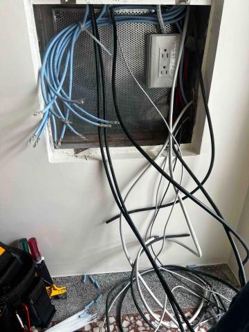 黃子堯 - 弱電箱線路整理前